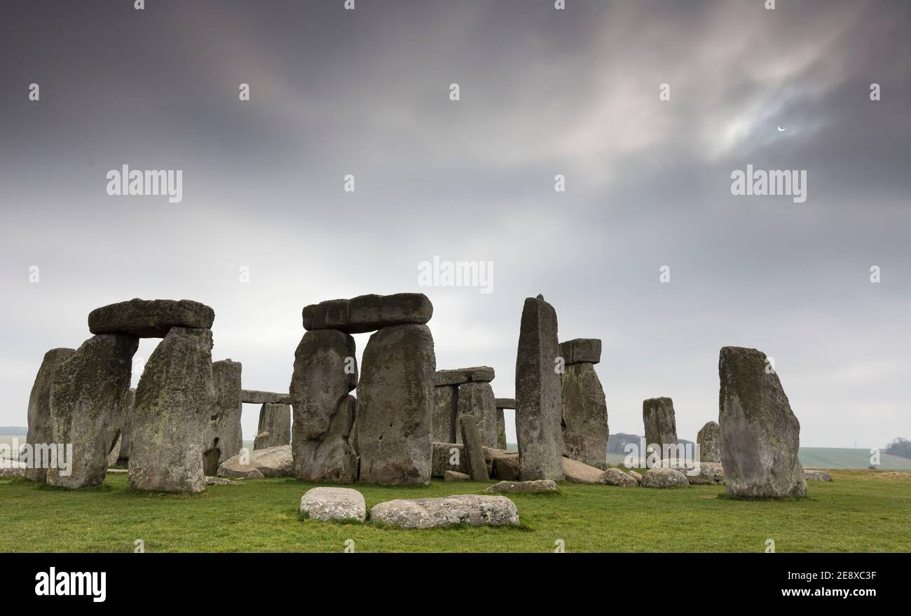 Eine Sonnenfinsternis an der antiken Stätte von Stonehenge in Wiltshire. Bilddatum Freitag, 20. März 2015. Stockfoto