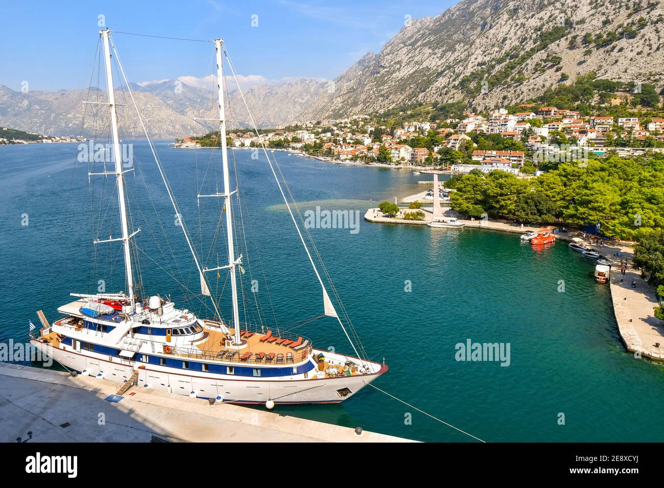 Eine Segelyacht ist auf der Boka Bucht im Hafen der europäischen mittelalterlichen Stadt Kotor, Montenegro, gehegt. Stockfoto