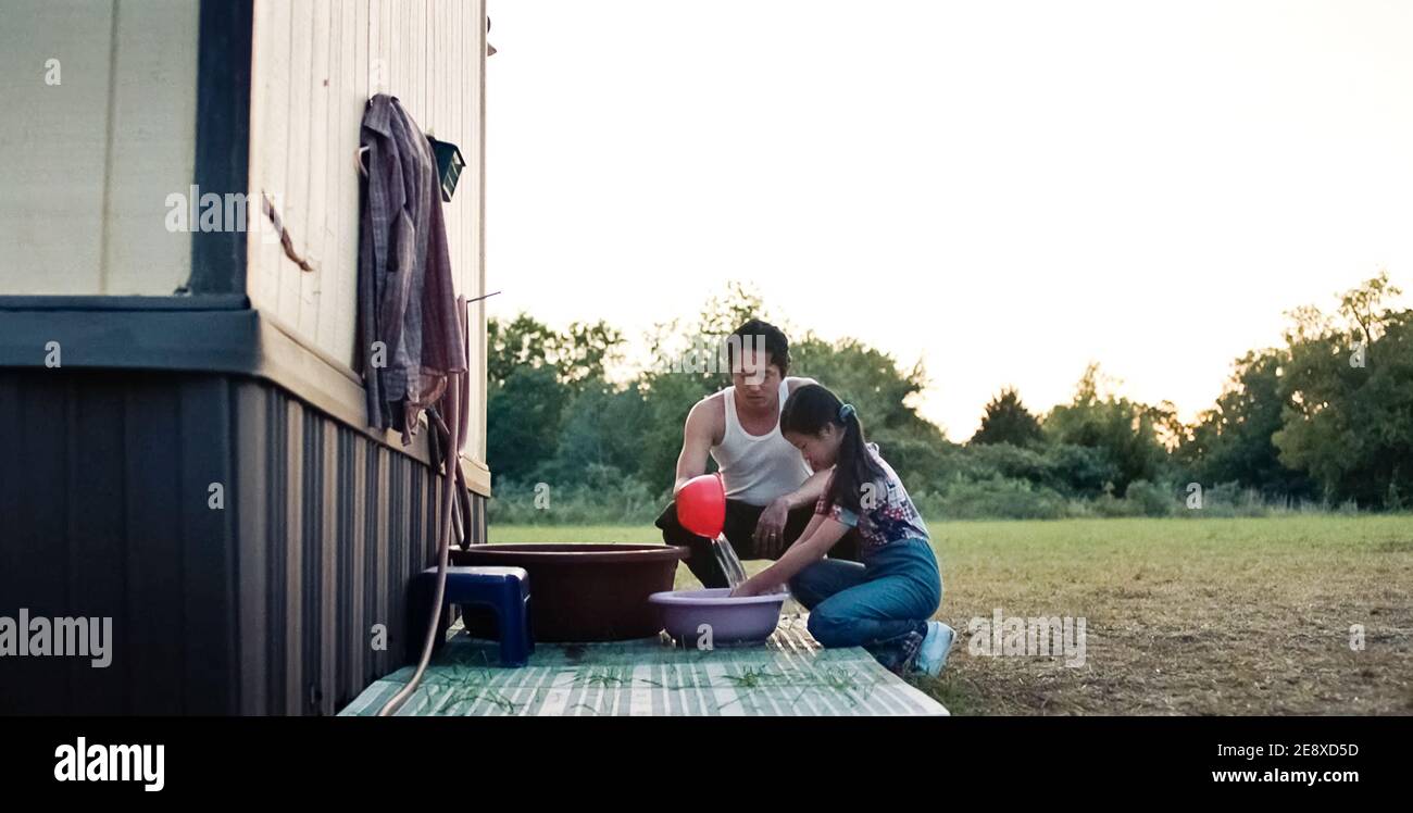 USA. Steven Yeun in ©A24 neuer Film: Minari (2020). Grundstück: Eine koreanische Familie zieht in den 1980er Jahren nach Arkansas, um eine Farm zu gründen. Ref.: LMK110-J6854-180121 geliefert von LMKMEDIA. Nur Redaktionell. Landmark Media ist nicht der Urheberrechtsinhaber dieser Film- oder TV-Standbilder, bietet aber einen Service nur für anerkannte Medien. pictures@lmkmedia.com Stockfoto