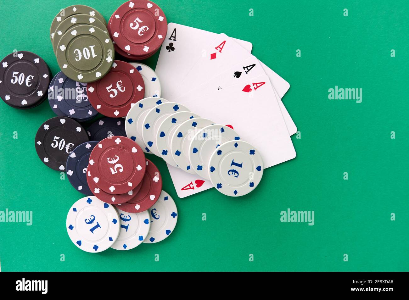 Poker Tuch, ein Kartenspiel, Pokerhand und Chips. Hintergrund. Stockfoto