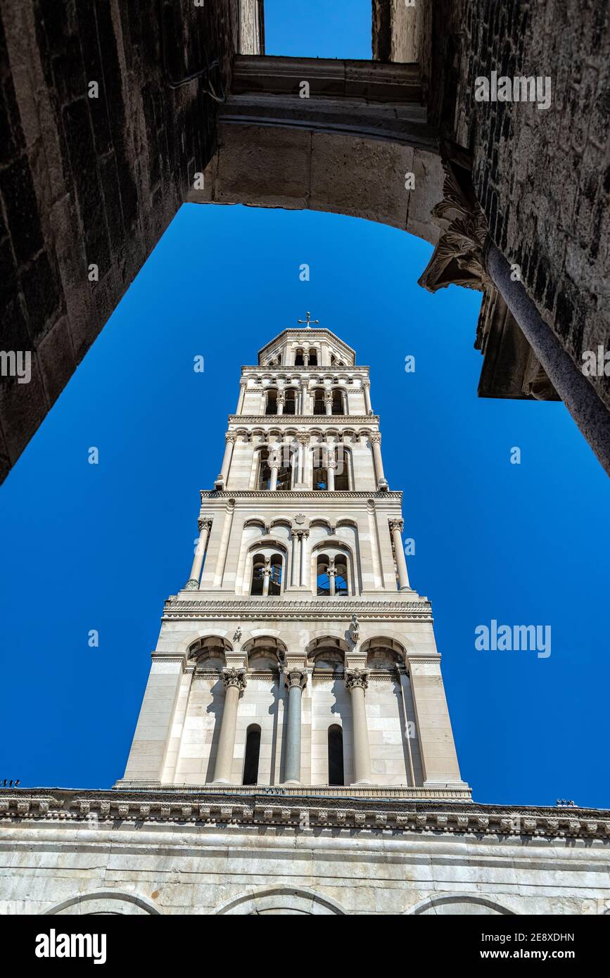 Blick auf den imposanten St. Domnius Turm im historischen Split, Kroatien Stockfoto