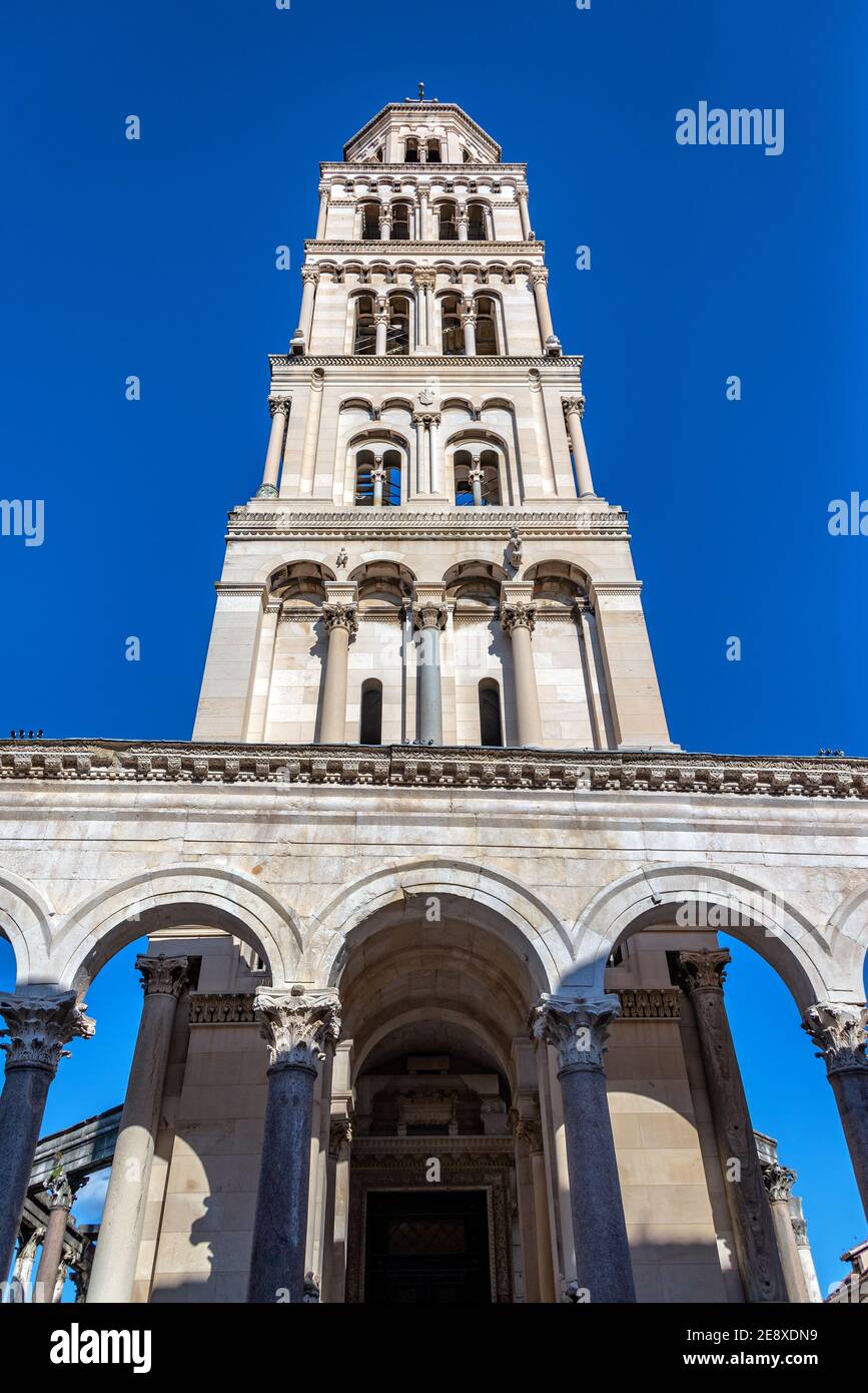 Blick auf den St. Domnius Turm in Split, Kroatien mit einem schönen blauen Himmel Stockfoto