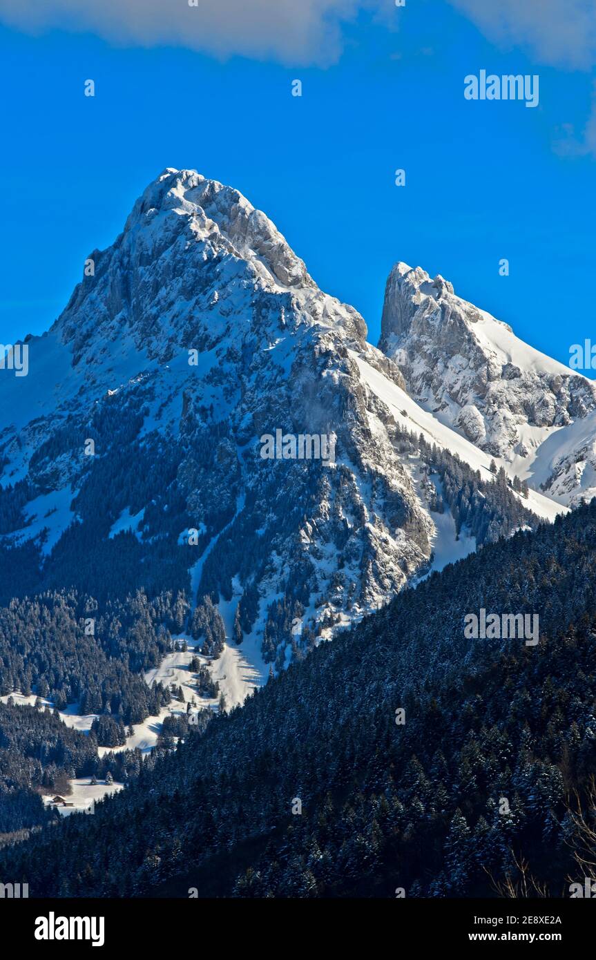 Gipfel Dent d'Oche, links, und Château d'Oche im Winter, Bernex, Chablais, Haute-Savoie, Frankreich Stockfoto