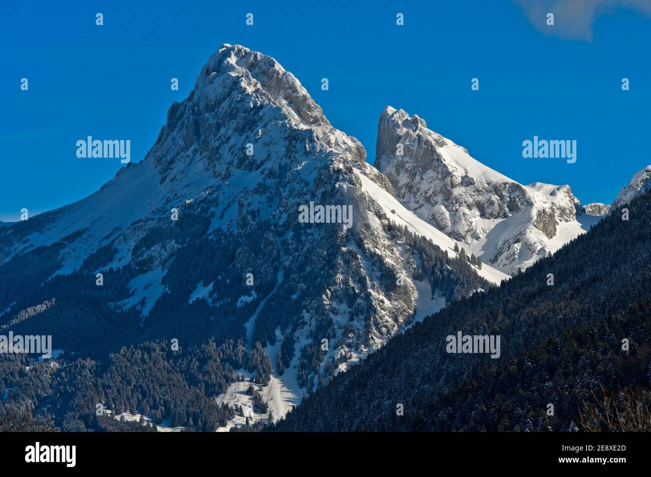 Gipfel Dent d'Oche, links, und Château d'Oche im Winter, Bernex, Chablais, Haute-Savoie, Frankreich Stockfoto