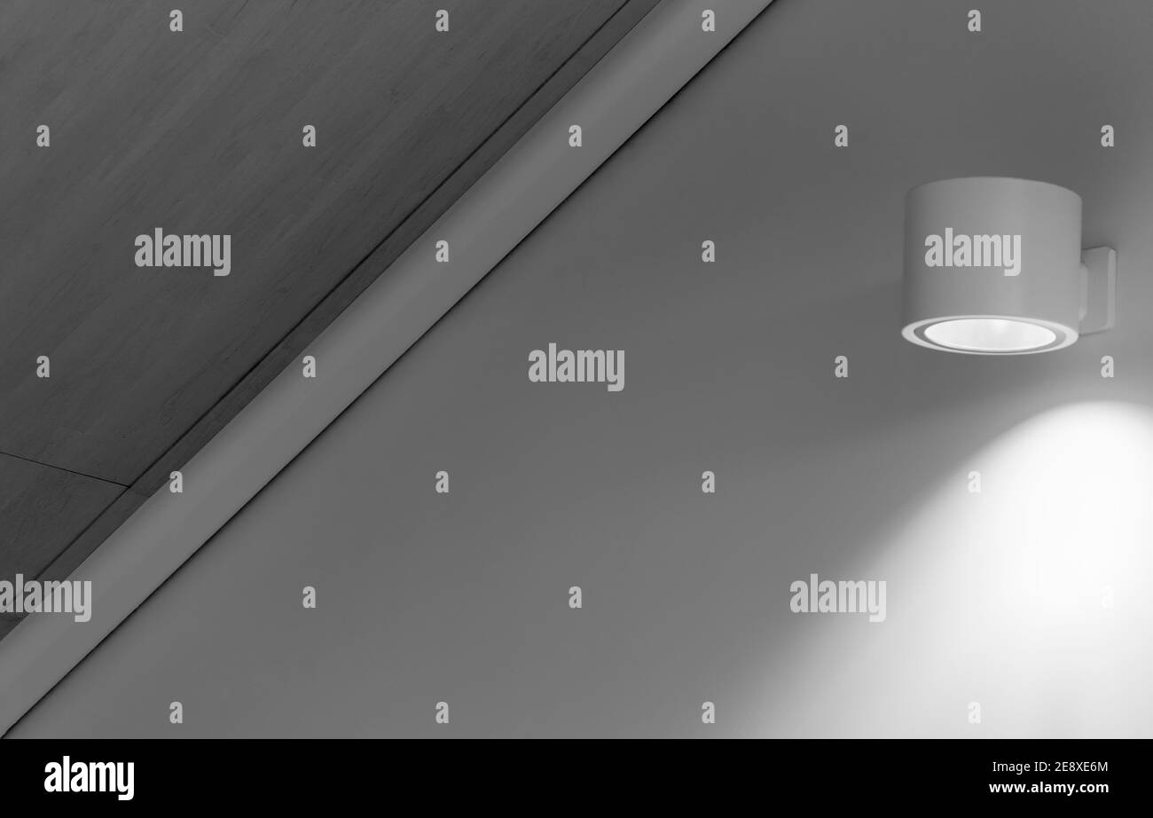 Abstrakt minimalistisch einer Wand mit Punktlicht in schwarz und weiß. Stockfoto