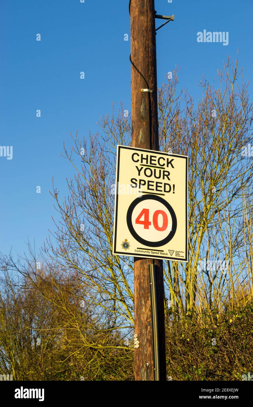 Schild für die Geschwindigkeitskontrolle am Telegrafenmast Stockfoto