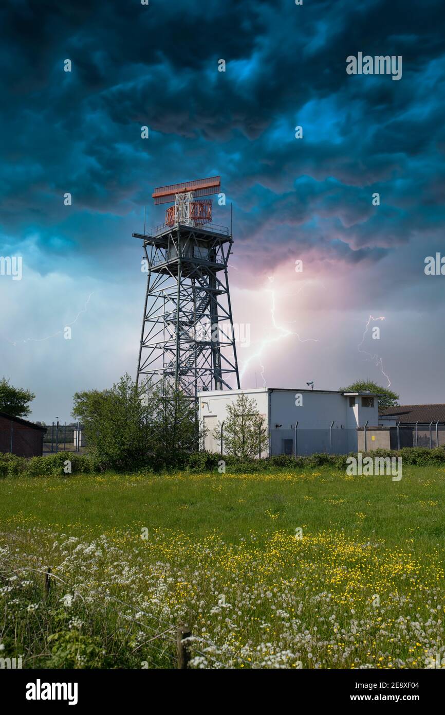 Beleuchtung, die auf die Basis eines Radarturms fällt (digital manipuliert) Stockfoto