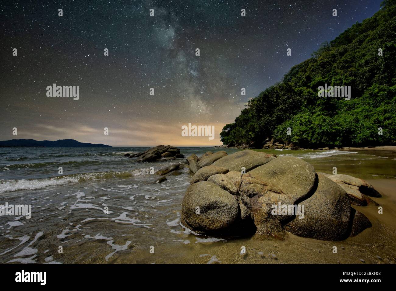 Die Milchstraße ist am Nachthimmel sichtbar, wenn man sie vom Strand außerhalb des Shangri La Rasa Ria Hotels in Kota Kinabalu, Borneo, Malaysia, betrachtet Stockfoto