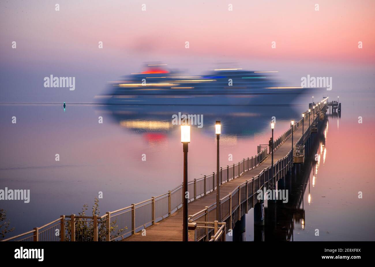 16. September 2020, Mecklenburg-Vorpommern, Wismar: Das Kreuzfahrtschiff "Europa" passiert die Anlegestelle in Wismar-Wendorf und legt im Hafen der Hansestadt an. Die "Europa" ist das erste Kreuzfahrtschiff, das in dieser Saison im Hafen von Wismar andockt. Das vergleichsweise kleine Kreuzfahrtschiff hat knapp 100 Passagiere an Bord und ist nach Angaben des Reiseveranstalters Hapag-Lloyd in Hamburg auf einer Ostseerundfahrt unterwegs. (Foto mit langer Belichtungszeit) Foto: Jens Büttner/dpa-Zentralbild/ZB Stockfoto