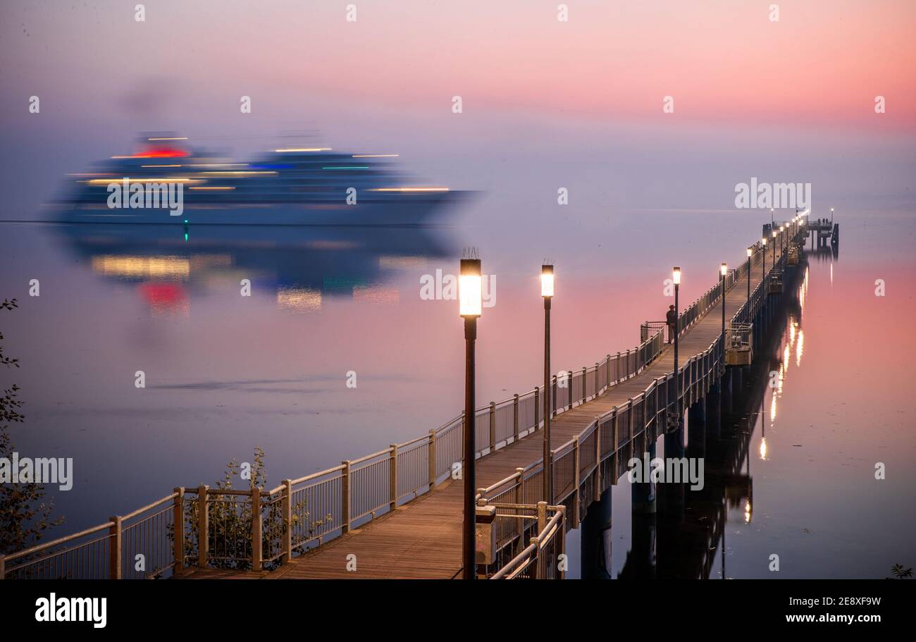 16. September 2020, Mecklenburg-Vorpommern, Wismar: Das Kreuzfahrtschiff "Europa" passiert die Anlegestelle in Wismar-Wendorf und legt im Hafen der Hansestadt an. Die "Europa" ist das erste Kreuzfahrtschiff, das in dieser Saison im Hafen von Wismar andockt. Das vergleichsweise kleine Kreuzfahrtschiff hat knapp 100 Passagiere an Bord und ist nach Angaben des Reiseveranstalters Hapag-Lloyd in Hamburg auf einer Ostseerundfahrt unterwegs. (Foto mit langer Belichtungszeit) Foto: Jens Büttner/dpa-Zentralbild/ZB Stockfoto