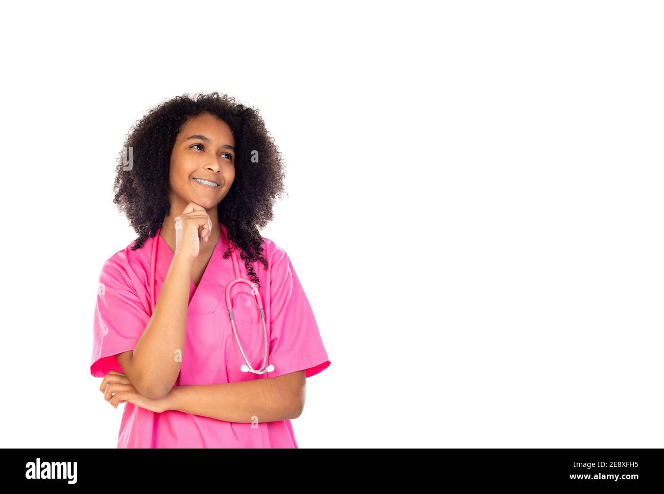 Liebenswert kleinen Arzt mit rosa Uniform isoliert auf einem weißen Hintergrund Stockfoto