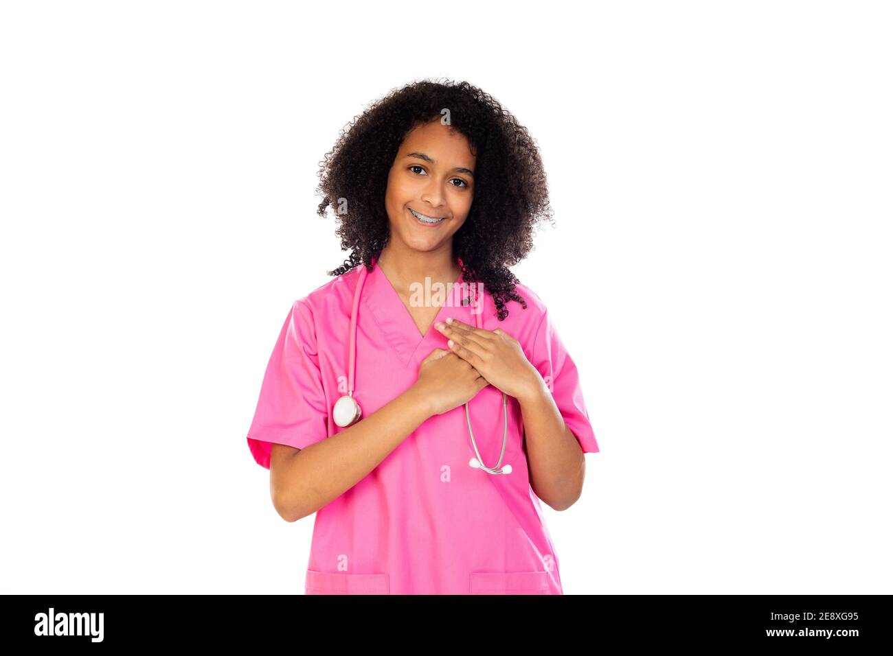 Liebenswert kleinen Arzt mit rosa Uniform isoliert auf einem weißen Hintergrund Stockfoto