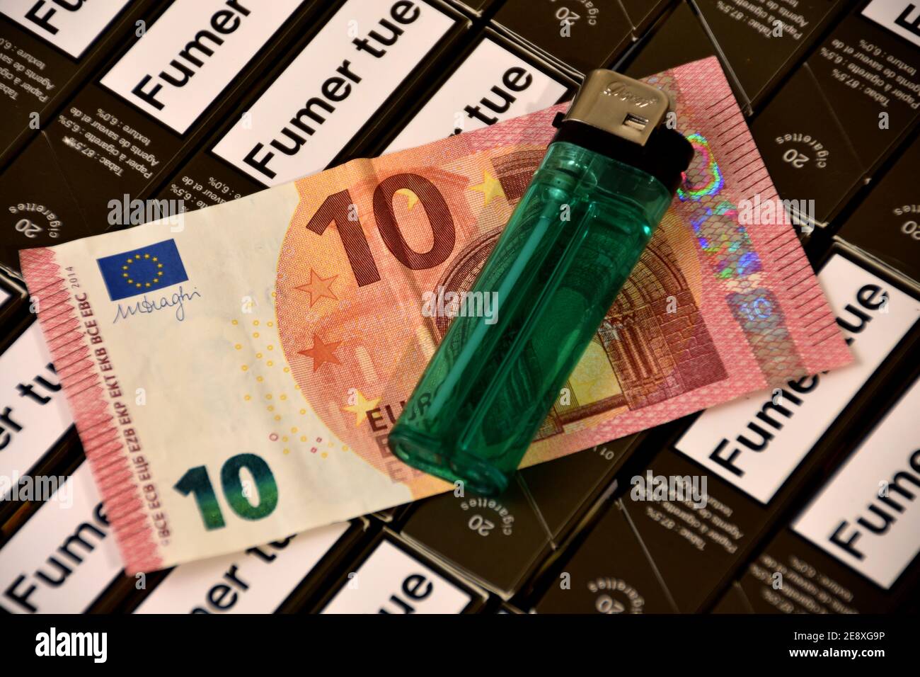 Frankreich. Januar 2021. Auf dieser Fototafel ist ein Feuerzeug und ein 10-Euro-Schein zu sehen, der auf Zigarettenschachteln zu sehen ist.einige Zigarettenmarken werden in Frankreich ihren Preis um rund zehn Cent erhöhen. Kredit: SOPA Images Limited/Alamy Live Nachrichten Stockfoto