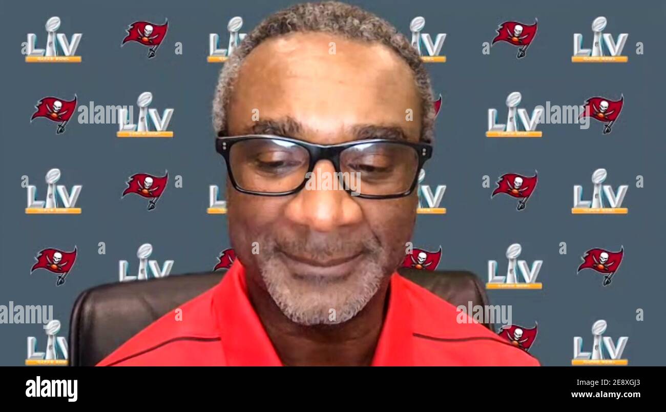USA. Februar 2021. Special Teams Coordinator Keith Armstrong spricht während der Tampa Bay Buccaneers virtuellen Medien Verfügbarkeit am 1. Februar 2021 vor Super Bowl LV in Tampa Bay, FL statt. (Bildschirmaufnahme nach Kredit: SIPA USA/Alamy Live News Stockfoto