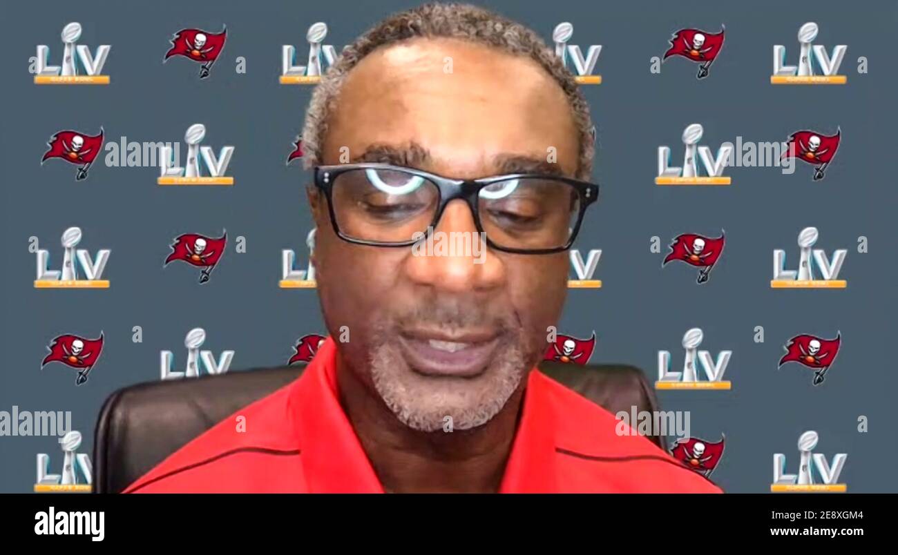 USA. Februar 2021. Special Teams Coordinator Keith Armstrong spricht während der Tampa Bay Buccaneers virtuellen Medien Verfügbarkeit am 1. Februar 2021 vor Super Bowl LV in Tampa Bay, FL statt. (Bildschirmaufnahme nach Kredit: SIPA USA/Alamy Live News Stockfoto