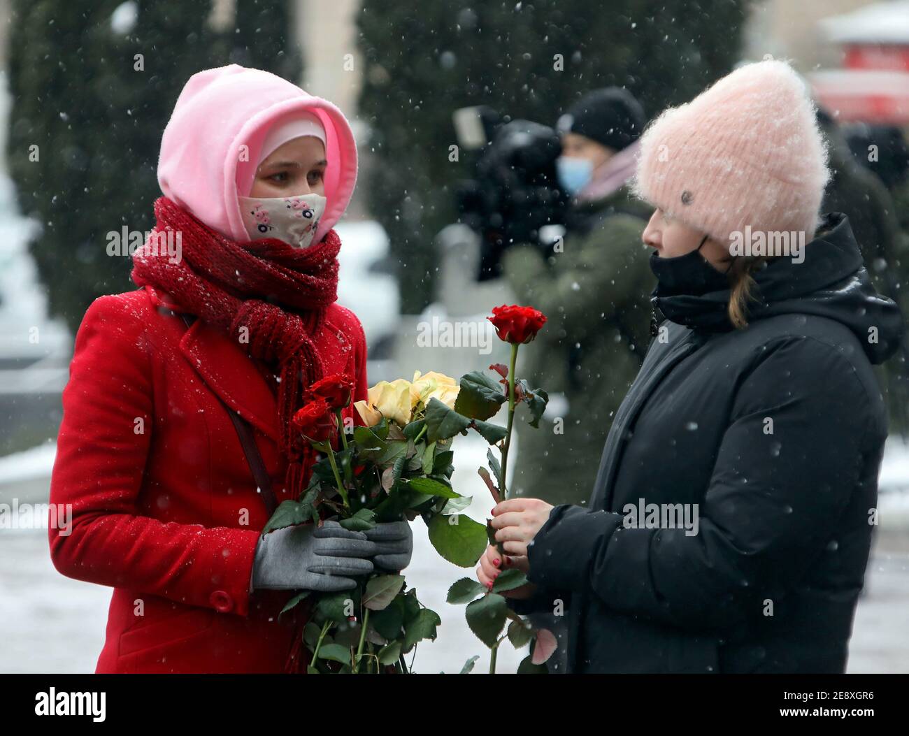 Nicht exklusiv: KIEW, UKRAINE - 1. FEBRUAR 2021 - EINE Frau in einem Hijab gibt am Welt-Hijab-Tag in Kiew, der Hauptstadt von Ukrai, Rosen in der Chreschtschatyk-Straße aus Stockfoto