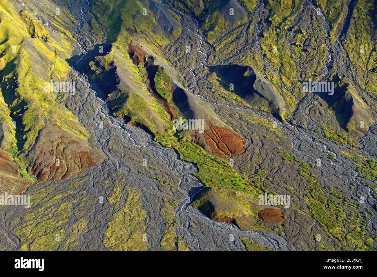 Luftaufnahme über den Bergrücken Thorsmork / Þórsmörk / Thorsmoerk im Sommer im Süden Islands Stockfoto