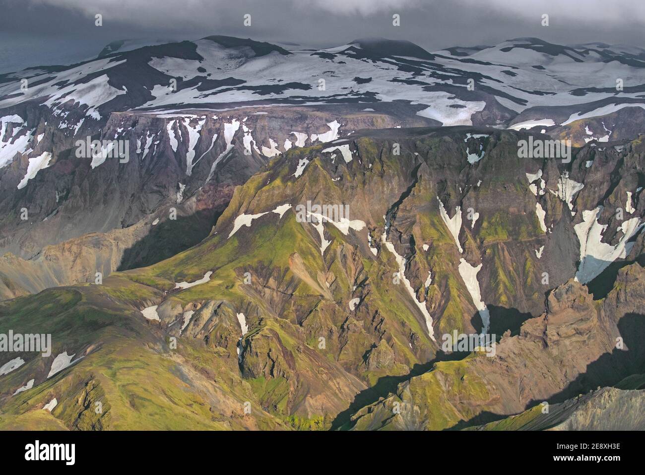 Luftaufnahme über den Bergrücken Thorsmork / Þórsmörk / Thorsmoerk im Sommer im Süden Islands Stockfoto
