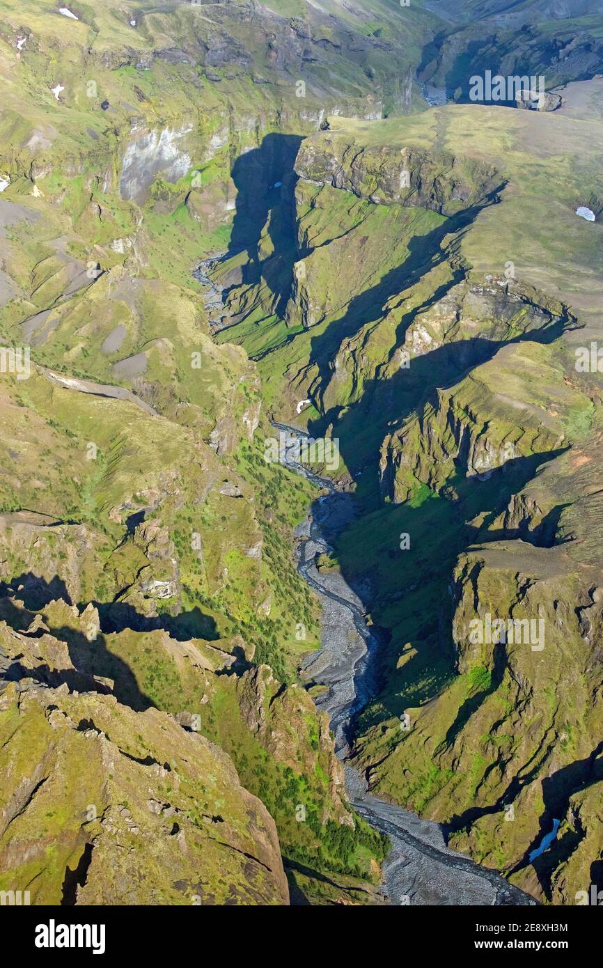 Luftaufnahme über den Bergrücken Thorsmork / Þórsmörk / Thorsmoerk und Krossa Fluss im Sommer im Süden Island Stockfoto
