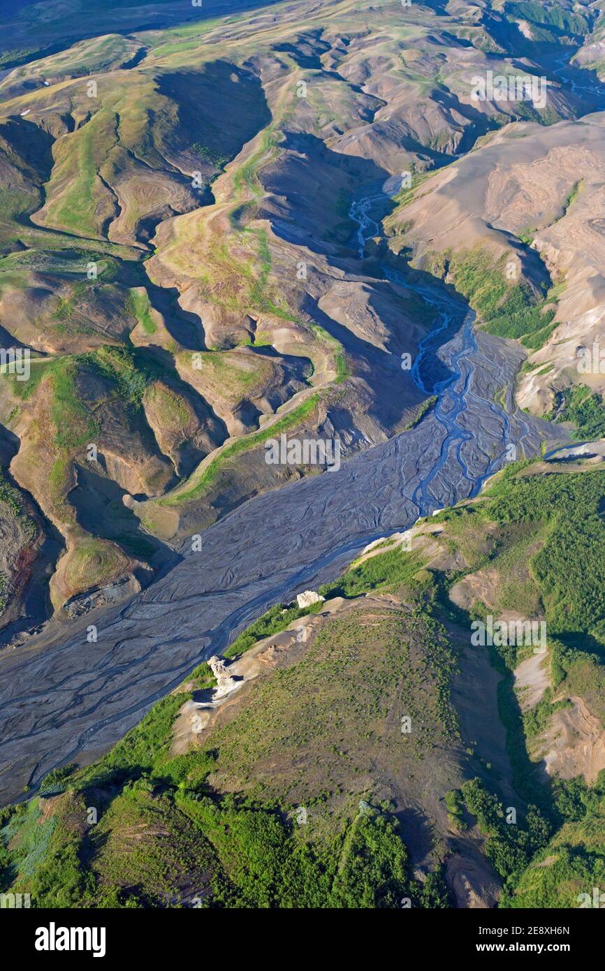 Luftaufnahme über den Bergrücken Thorsmork / Þórsmörk / Thorsmoerk und Krossa Fluss im Sommer im Süden Island Stockfoto