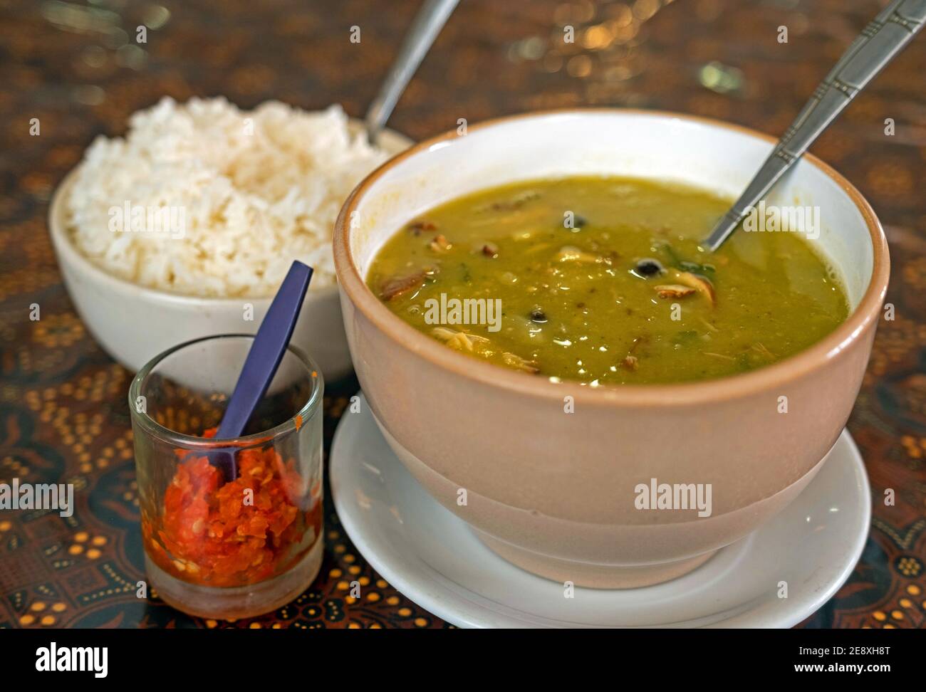 Erwtensoep / grüne Erbsensuppe, ein typisch holländisches Gericht, serviert mit Reis und Sambal in Surinam / Surinam Stockfoto