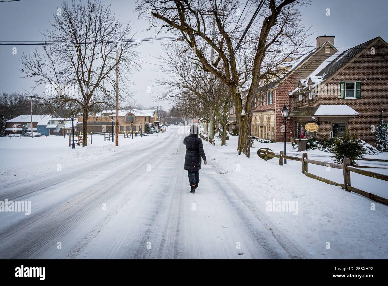 New Hope, Pennsylvania wurde mit Schnee bedeckt, als der Nordosten von Wintersturm Orlena getroffen wurde, der erste Schneesturm der Saison, fiel mit der Rate von 1 bis 2 Zoll pro Stunde; brachte mehr als einen Fuß Schnee zu verschiedenen großen Städten entlang der Ostküste. Der Notfalldienst der Stadt riet den Bewohnern, sich der rutschigen Bedingungen bewusst zu sein, gab auch eine Reiseberatung heraus, vor allem während der abendlichen Pendelfahrt. (Foto von Erik McGregor/Sipa USA) Stockfoto