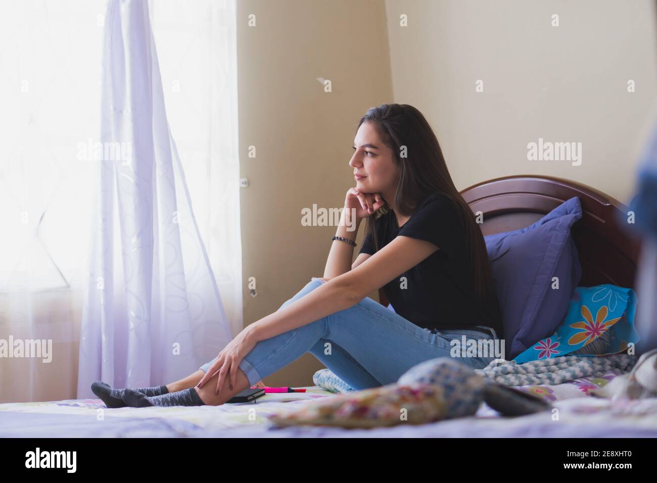 Junge Frau mit einer schönen Zeit. In seinem Zimmer erinnern glückliche Momente. Stockfoto