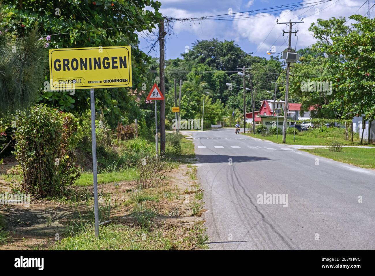 Schild und Straße in das Dorf Groningen in der Saramacca Bezirk, Suriname / Surinam Stockfoto