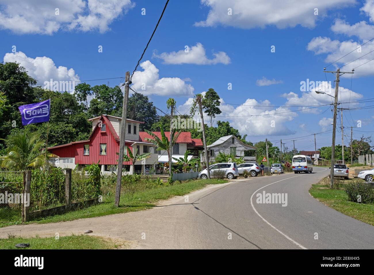 Holzhäuser und Straße schlängelt sich durch das Dorf Groningen in der Saramacca Bezirk, Suriname / Surinam Stockfoto