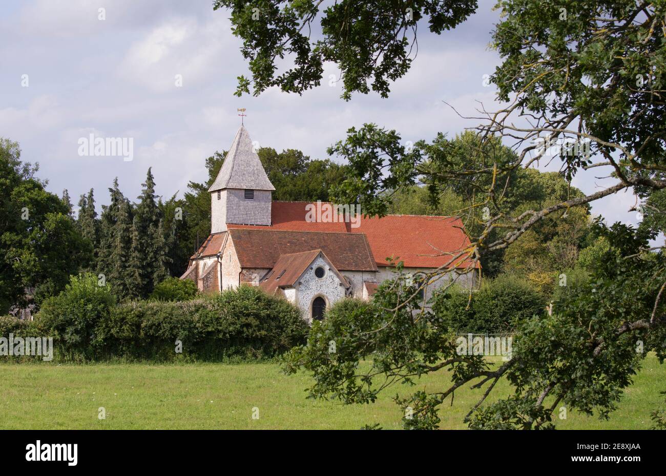 Die Kirche der Jungfrau Maria befindet sich in den Mauern der römischen Stadt Calleva. Teilweise datiert aus dem 12. Jahrhundert. Auf dem Gelände von zwei / drei römischen Tempeln. Stockfoto