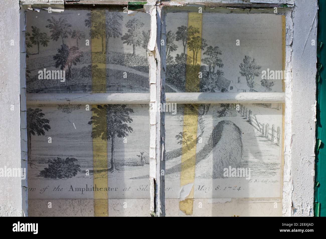 Fenster des verlassenen römischen Stadtmuseums von Silchester. Zeigt eine Reproduktion einer Zeichnung vom Mai 1724 des Amphitheaters in Silchester. Stockfoto