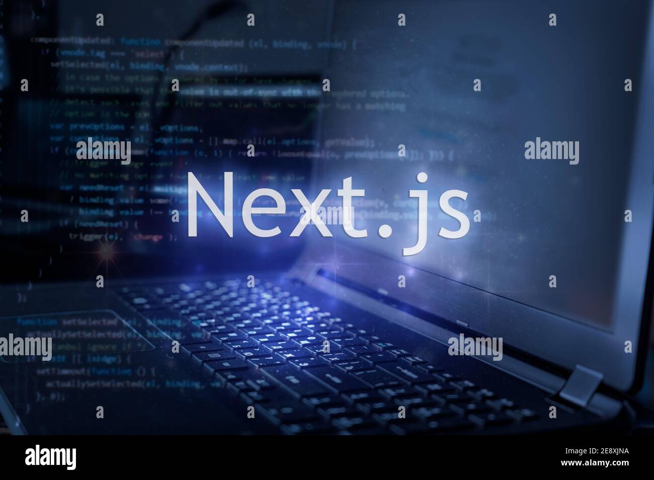 Next.js-Inschrift gegen Laptop und Code-Hintergrund. Stockfoto