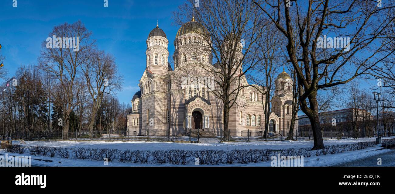 Panoramablick auf die Rigaer Christusdom im Winter in Riga, Lettland Stockfoto