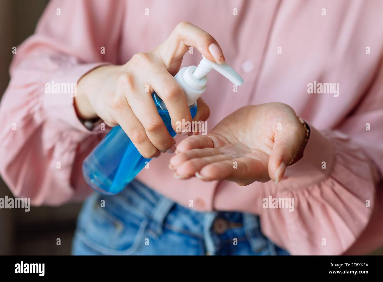 Desinfektionsmittel auf Alkoholbasis. Hand antiseptische Behandlung, Prävention von Coronavirus Stockfoto