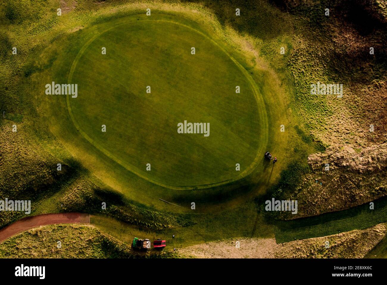 Wirral, ein Greenskeeper im Wallasey Golf Club, mäht das Grün beim Lockdown am 1. Februar 2021. Golfschläger in ganz Großbritannien bleiben unter strengem Stockfoto