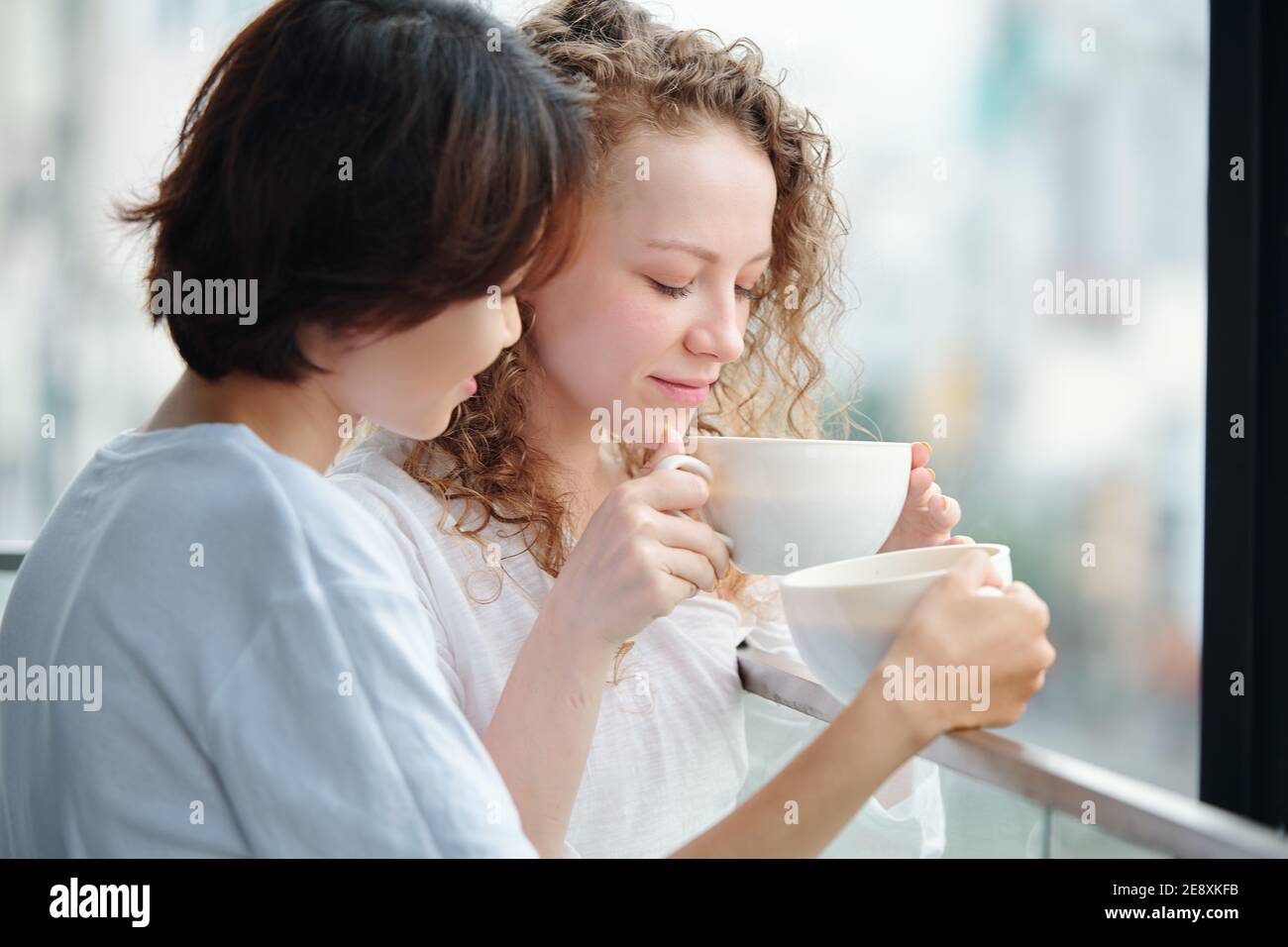 Freundinnen trinken Morgenkaffee Stockfoto