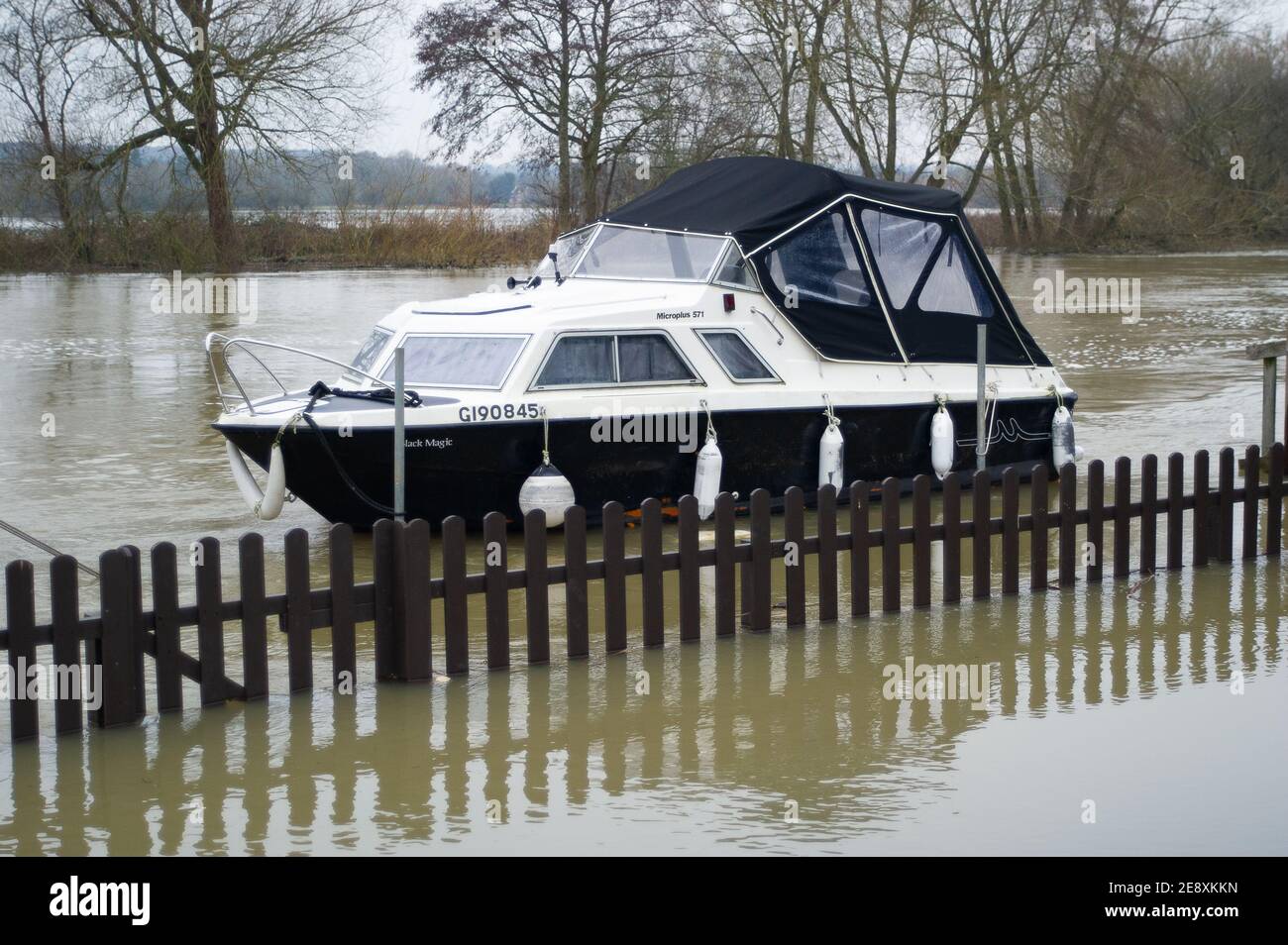 Wargrave, Berkshire, Großbritannien. Februar 2021. Die Themse platzt in Wargrave an ihren Ufern. Für die Themse in Wargrave gilt weiterhin eine Hochwasserwarnung, und es wird mit einer Überschwemmung des Grundstücks gerechnet. Weitere Regenfälle werden in dieser Woche prognostiziert. Überschwemmungen werden in Großbritannien immer regelmäßiger, da wir weiterhin in einer Klimakatastrophe sind. Quelle: Maureen McLean/Alamy Live News Stockfoto