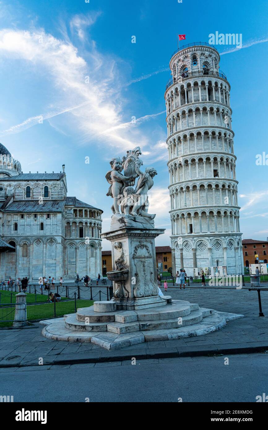 Marmorbrunnen mit dem schiefen Turm und der Kathedrale (Duomo) im Hintergrund, Pisa, Toskana, Italien Stockfoto