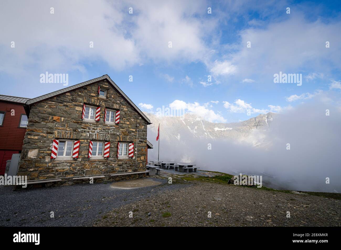 Muttsee Hütte im Nebel, Limmernsee, Kanton Glarus, Schweiz Stockfoto
