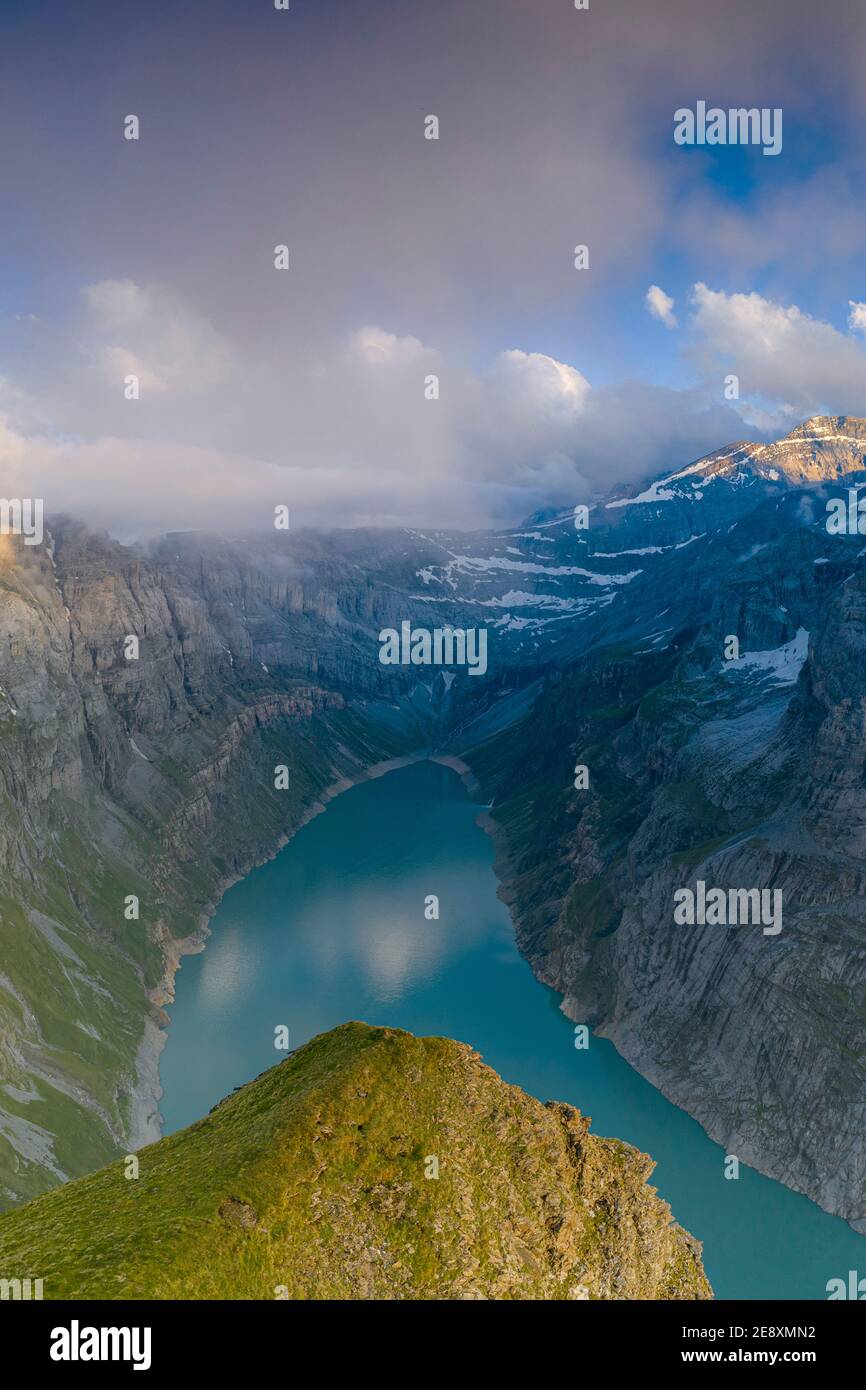 Luftpanorama des Limmernsees und der Berge im Sommer, Kanton Glarus, Schweiz Stockfoto