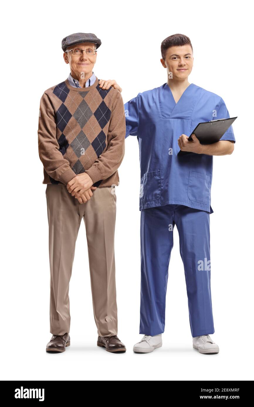 Ganzkörperportrait eines jungen männlichen Krankenpflegers, der daneben steht Zu einem älteren Mann isoliert auf weißem Hintergrund Stockfoto
