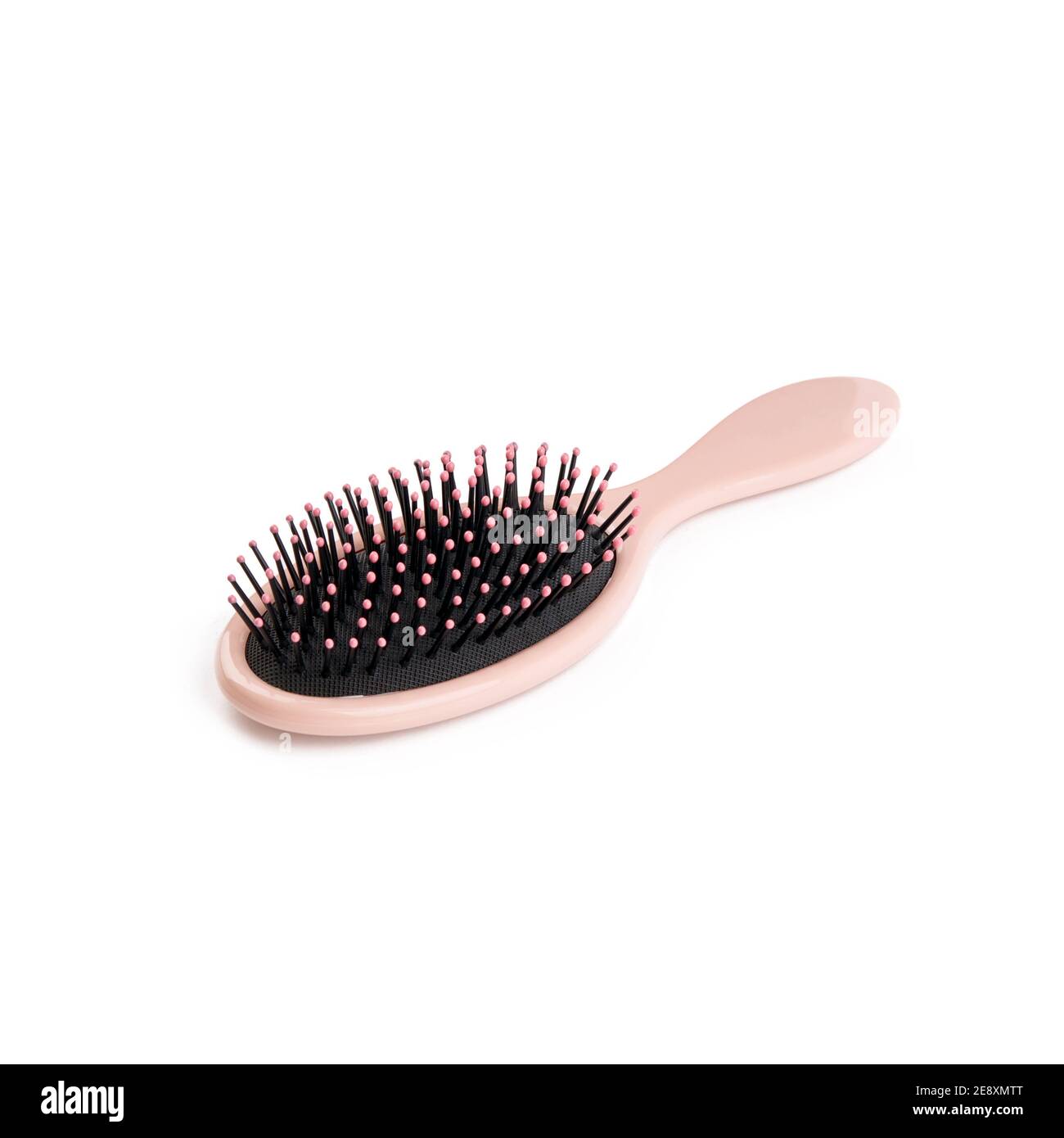 Rosafarbene Haarbürste isoliert auf weißem Hintergrund. Kamm für Frisur und Hygienepflege Stockfoto