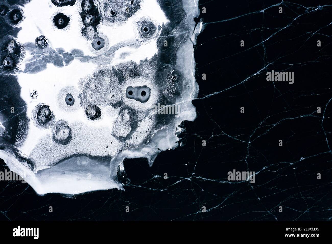 Details und Formen von geknacktem Eis am gefrorenen Silvaplana-See, Luftaufnahme, Maloja, Engadin, Kanton Graubünden, Schweiz Stockfoto