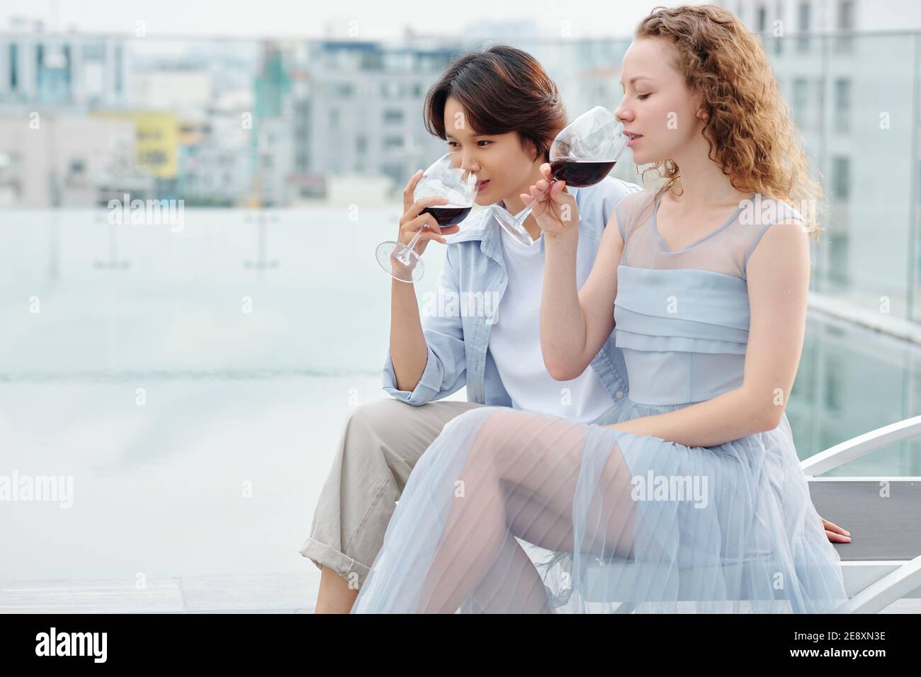 Freundinnen mit romantischen Datum Stockfoto