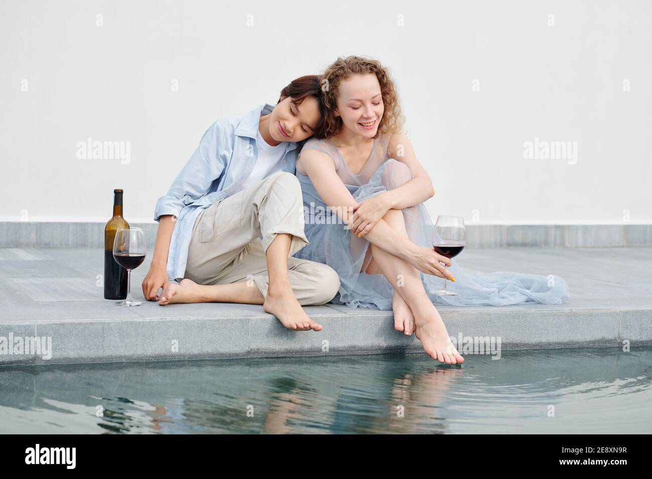 Freundinnen ruhen im Freien Stockfoto