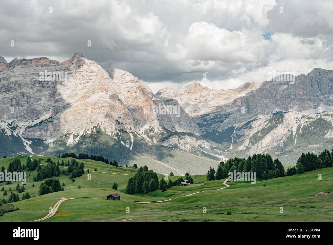 Die Gemeinde Badia in der italienischen Provinz Südtirol ist Teil der „Ladinia“ und bietet vom Rifugio Bioch Hutte aus einen Blick auf das St. Kassian-Tal und die Dolomitengipfel Stockfoto