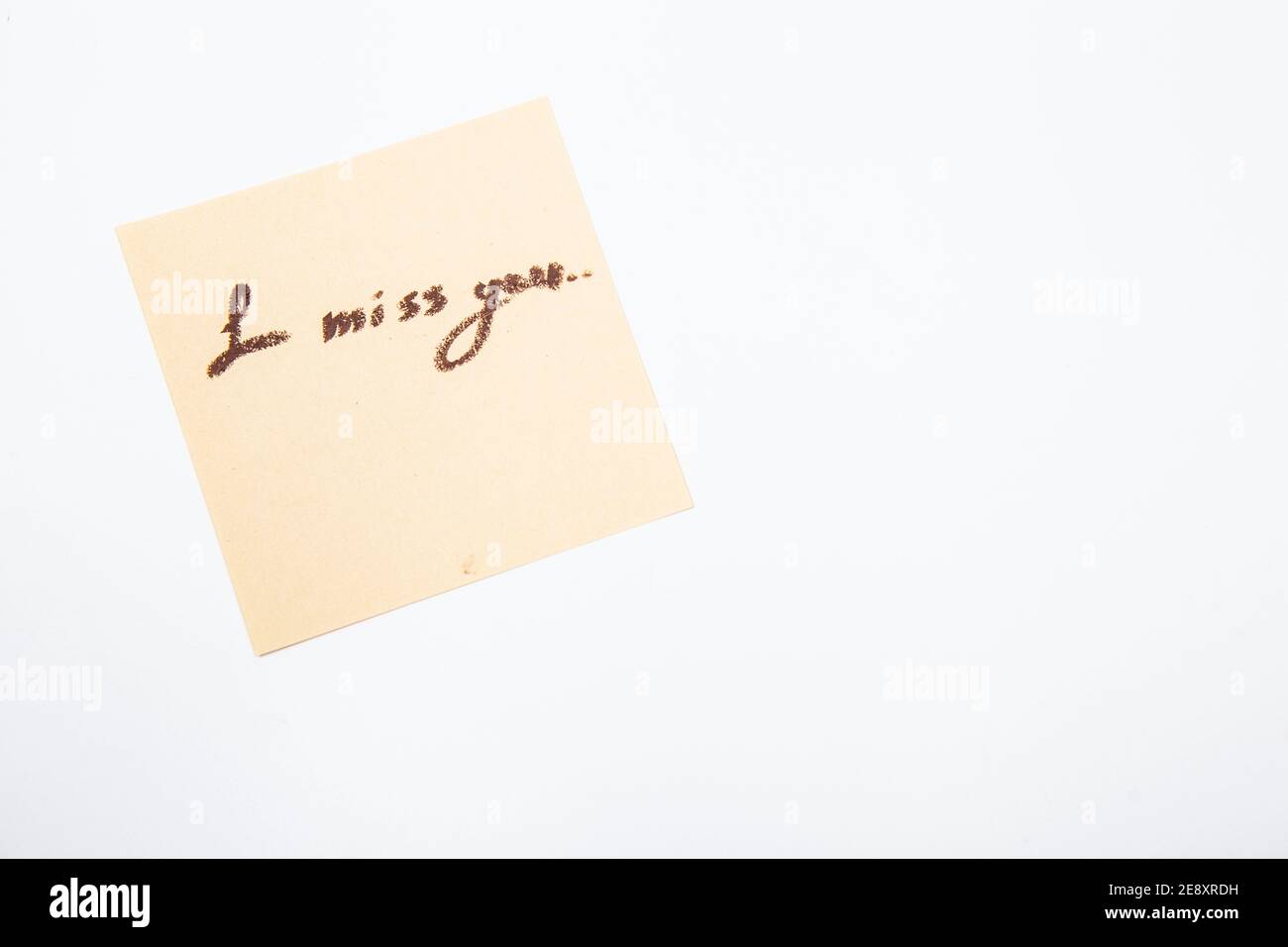 Ich vermisse Sie handschriftlich auf gelbem Notizpapier Stockfoto