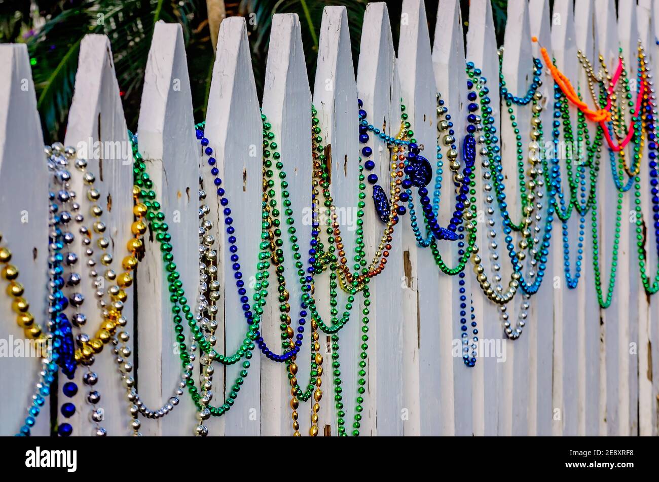 Ein Pfostenzaun ist mit Mardi Gras Perlen auf der Church Street, 31. Januar 2021, in Mobile, Alabama, verziert. Obwohl Mardi Gras in der Regel die Straße p Stockfoto