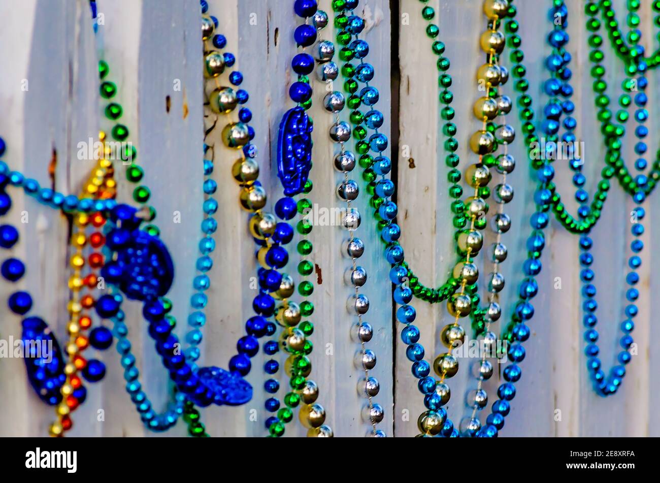 Ein Zaun ist in der Church Street, 31. Januar 2021, in Mobile, Alabama, mit Mardi Gras Perlen verziert. Obwohl Mardi Gras normalerweise Straßenparaden beinhaltet Stockfoto