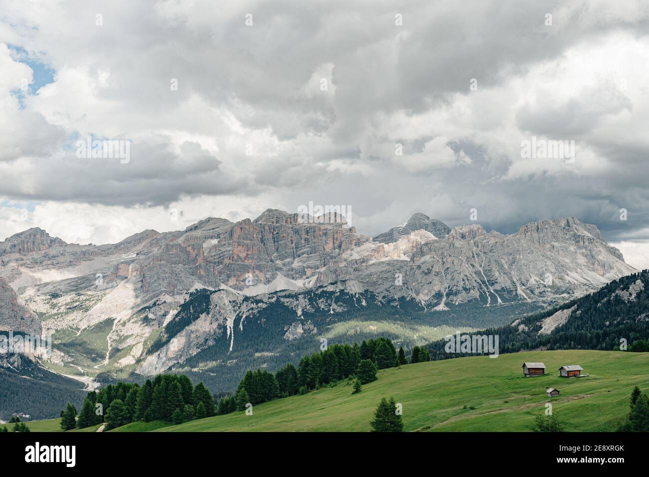 Die Gemeinde Badia in der italienischen Provinz Südtirol ist Teil der „Ladinia“ und bietet vom Rifugio Bioch Hutte aus einen Blick auf das St. Kassian-Tal und die Dolomitengipfel Stockfoto